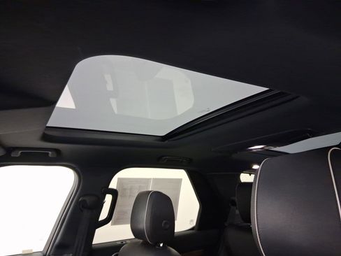 Used 2018 Land Rover Discovery HSE image 14