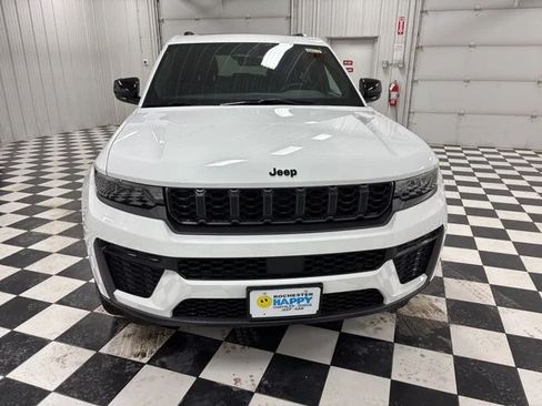 Used 2026 Jeep Grand Cherokee Altitude AWD/4WD image 2