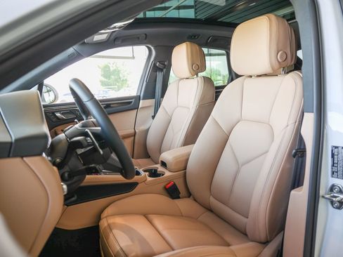 Certified 2026 Porsche Macan AWD/4WD image 38