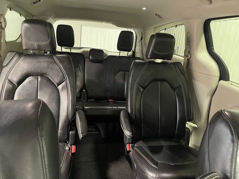 Used 2022 Chrysler Pacifica Touring-L image 9