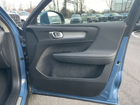 Used 2025 Volvo XC40 B5 Plus image 10