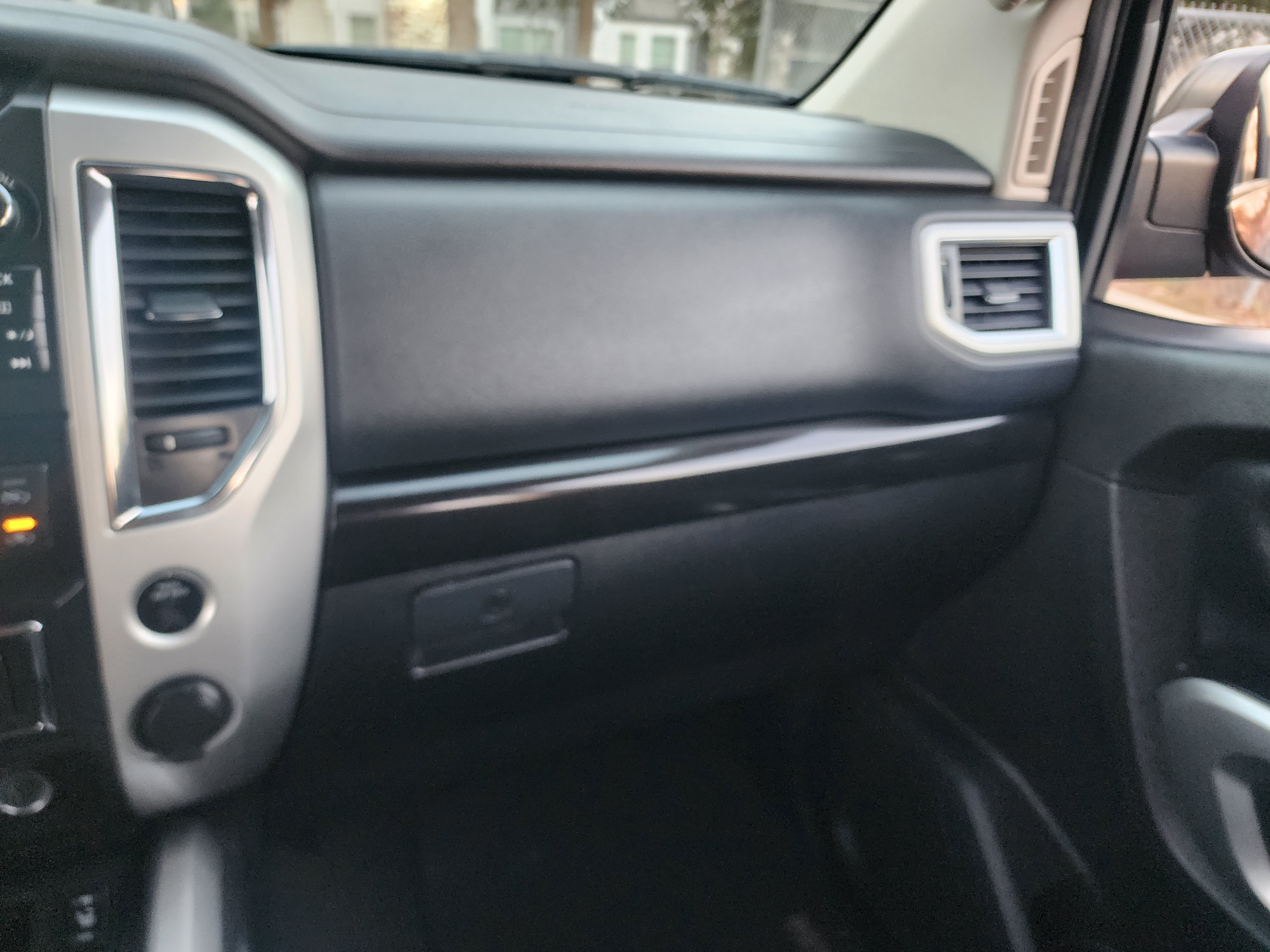 Used 2018 Nissan Titan SV w/ SV Convenience Package AWD/4WD image 25