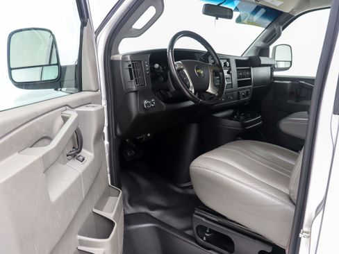 Used 2018 Chevrolet Express 3500 LS RWD image 13