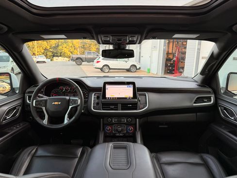 Used 2021 Chevrolet Suburban LT w/ LT Signature Package RWD image 2