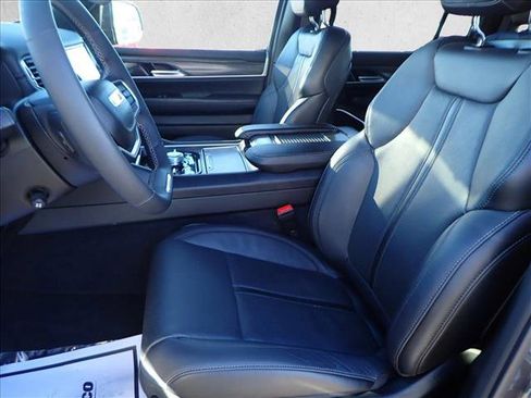 Used 2024 Jeep Wagoneer Series III w/ Premium Group I image 12