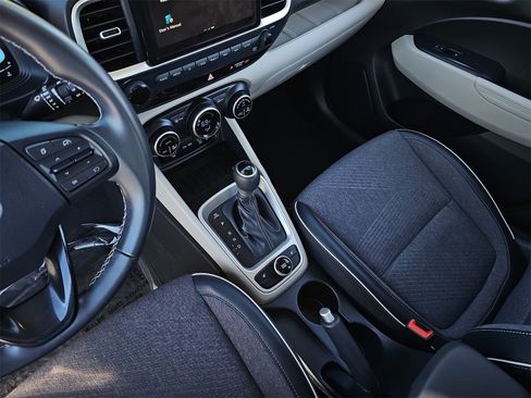 Used 2023 Hyundai Venue Limited image 25