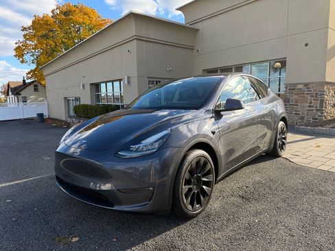 Used 2022 Tesla Model Y Long Range image 3