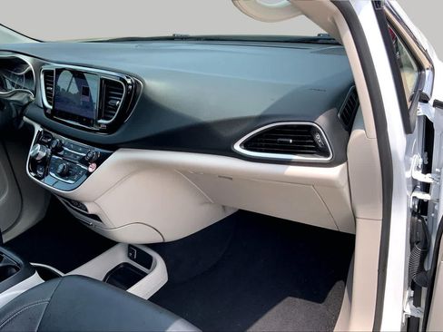 Used 2024 Chrysler Pacifica Touring-L FWD image 18