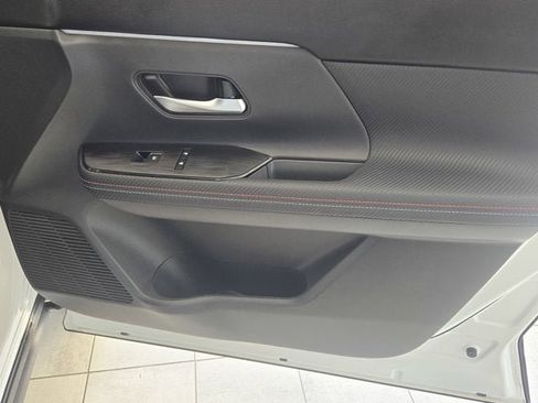 Used 2025 Nissan Kicks SR image 3