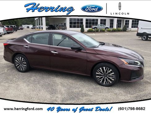 Used 2024 Nissan Altima 2.5 SV image 1