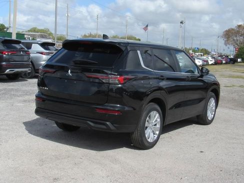New 2026 Mitsubishi Outlander ES FWD image 3
