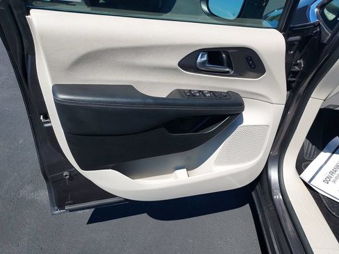 Used 2023 Chrysler Pacifica Touring-L FWD image 12