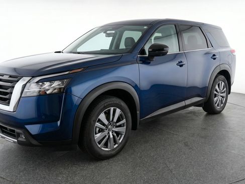 Used 2025 Nissan Pathfinder SV image 3