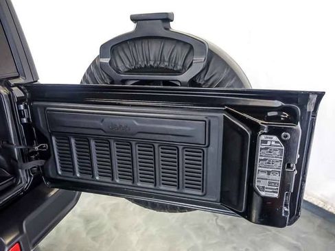 Used 2018 Jeep Wrangler Unlimited Sahara AWD/4WD image 28