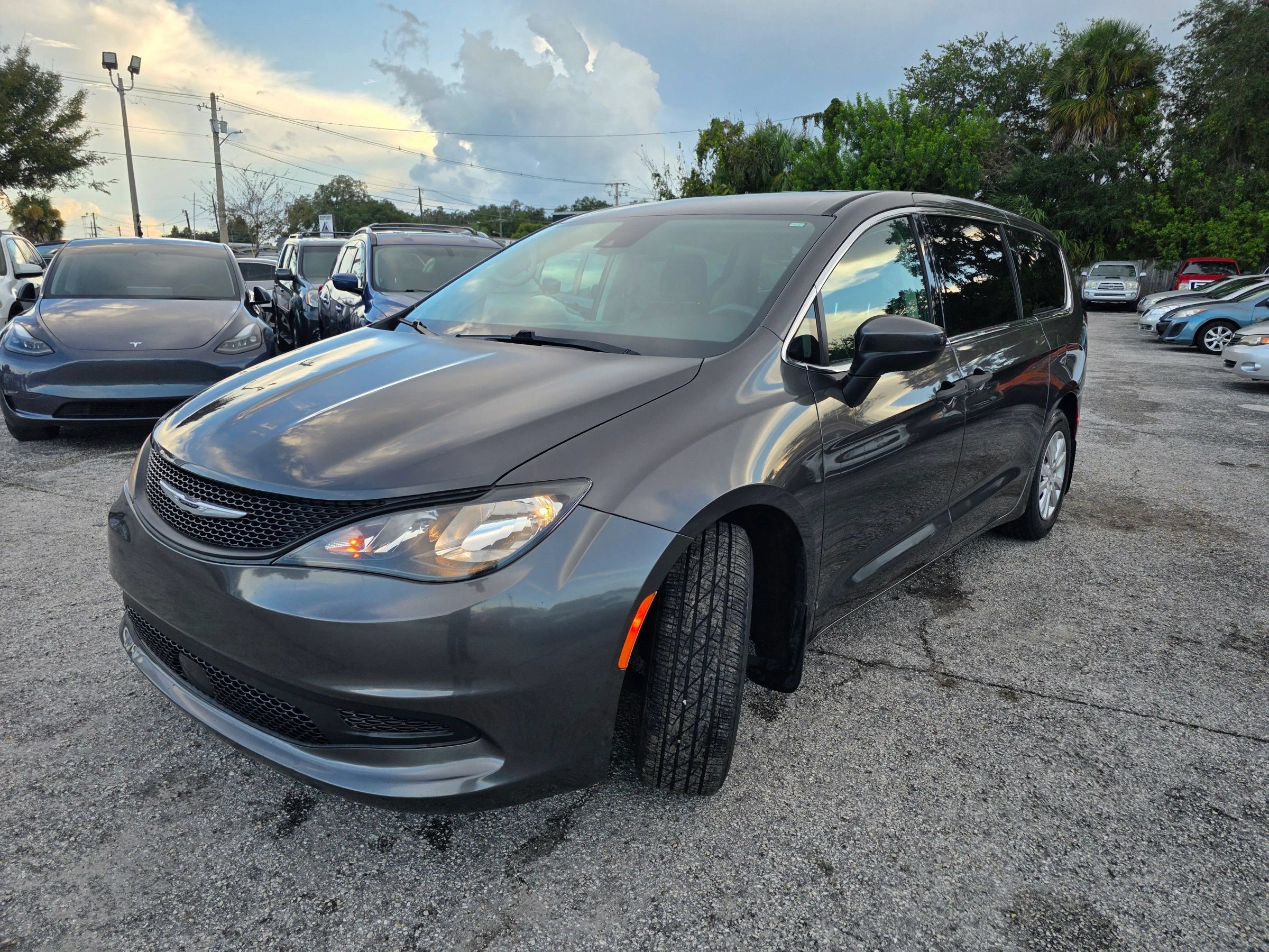 Used 2021 Chrysler Voyager L FWD image 3