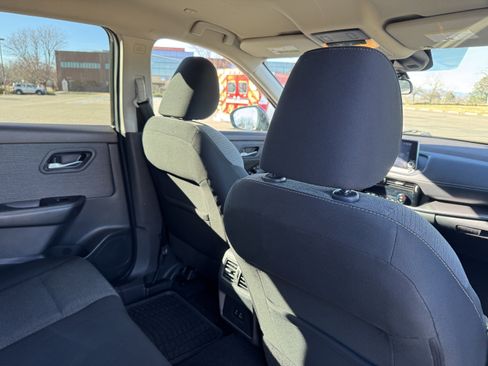 Used 2022 Nissan Rogue SV image 17