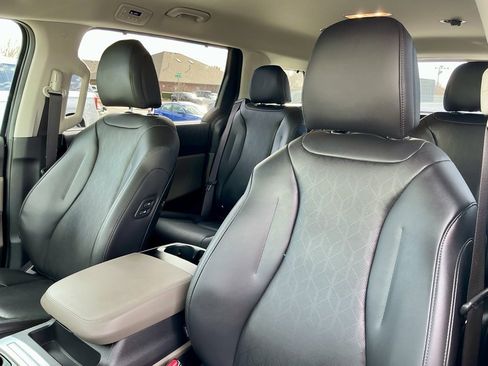 Used 2025 Kia Carnival EX image 38