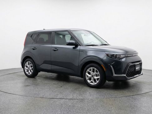 Used 2025 Kia Soul LX w/ LX Technology Package FWD image 3