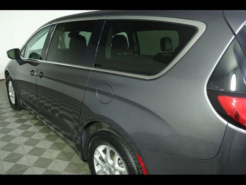 Used 2023 Chrysler Pacifica Touring-L FWD image 17