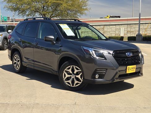 Used 2023 Subaru Forester Premium image 1
