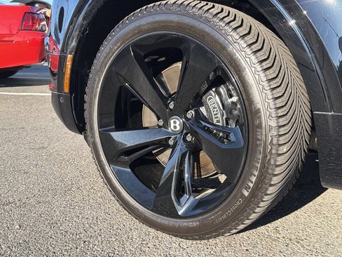 Used 2017 Bentley Bentayga AWD/4WD image 18
