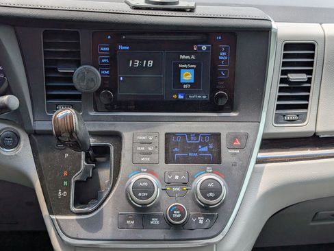 Used 2017 Toyota Sienna XLE FWD image 30