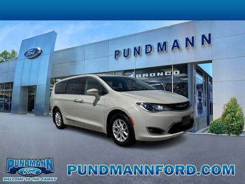 Used 2020 Chrysler Pacifica Touring w/ Cold Weather Group FWD image 1
