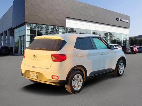 Certified 2020 Hyundai Venue SE image 2