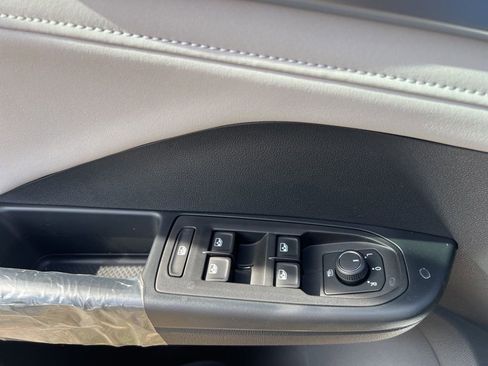 New 2025 Volkswagen Taos SE image 18