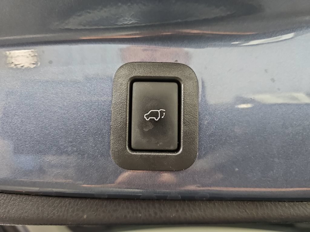 Used 2018 Toyota Highlander Plus w/ Carpet Mat Package (TMS) AWD/4WD image 14