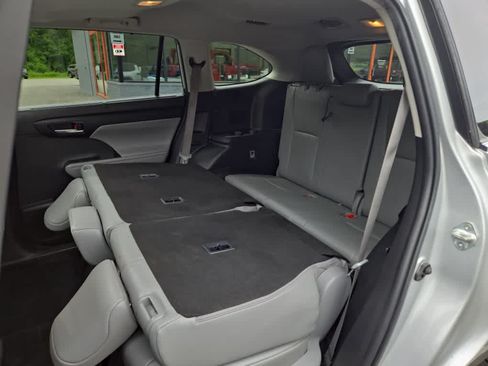 Used 2022 Toyota Highlander XLE AWD/4WD image 41