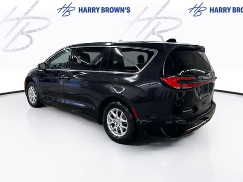 Used 2023 Chrysler Pacifica Touring-L image 2