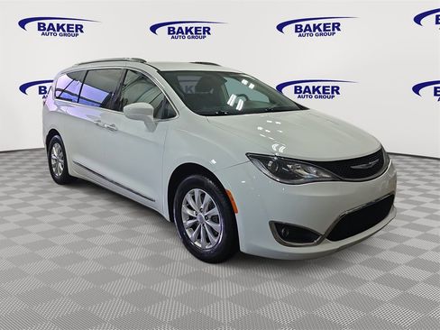 Used 2018 Chrysler Pacifica Touring-L image 3