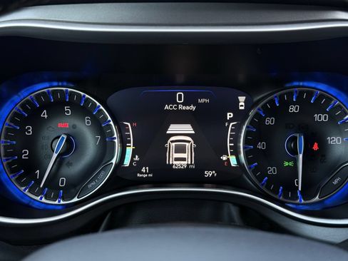 Used 2023 Chrysler Pacifica Touring-L FWD image 39