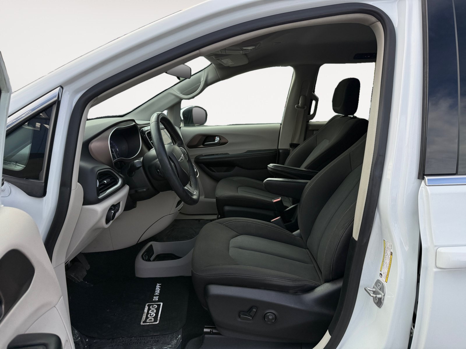 Used 2022 Chrysler Voyager LX FWD image 10