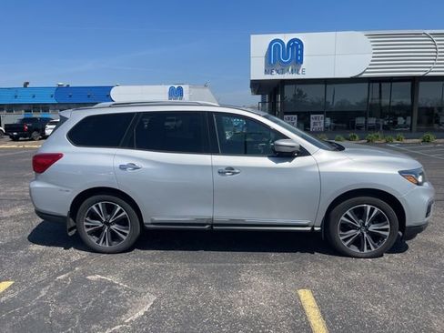 Used 2017 Nissan Pathfinder Platinum w/ Family Entertainment Package image 7