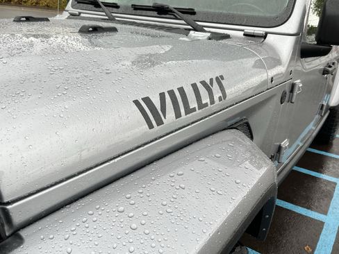 Used 2021 Jeep Gladiator Willys image 9