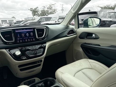 Used 2020 Chrysler Pacifica Touring-L w/ Advanced Safetytec Group FWD image 26