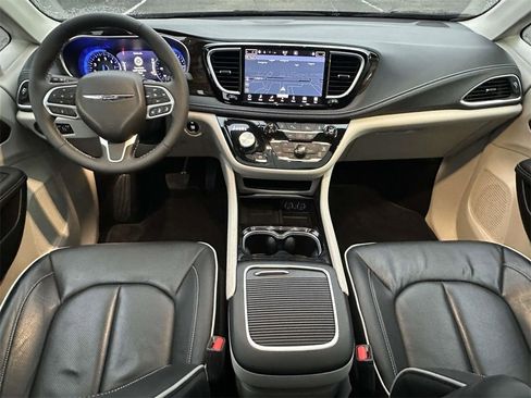 Used 2023 Chrysler Pacifica Limited image 14