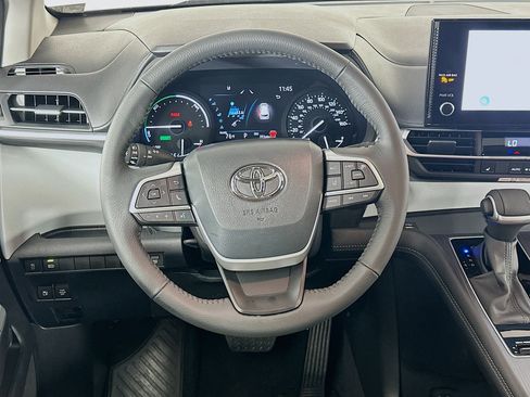 Used 2026 Toyota Sienna XLE FWD image 18