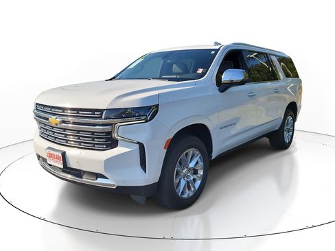 Used 2023 Chevrolet Suburban Premier image 3