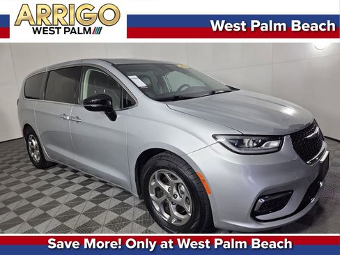 Certified 2024 Chrysler Pacifica Limited image 1