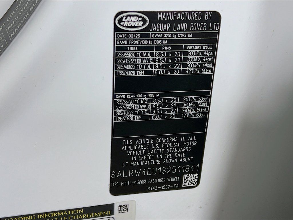 Certified 2025 Land Rover Discovery Metropolitan Edition AWD/4WD image 34