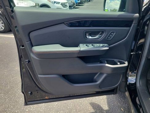 Certified 2025 Honda Pilot TrailSport image 18