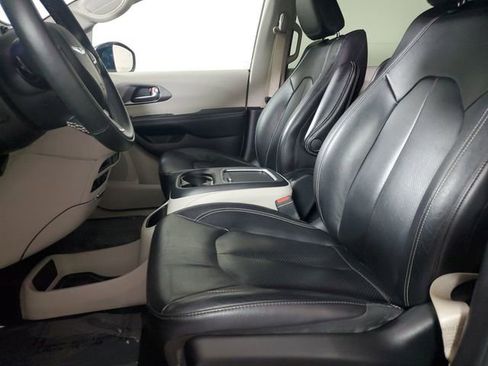 Used 2022 Chrysler Pacifica Touring-L image 4