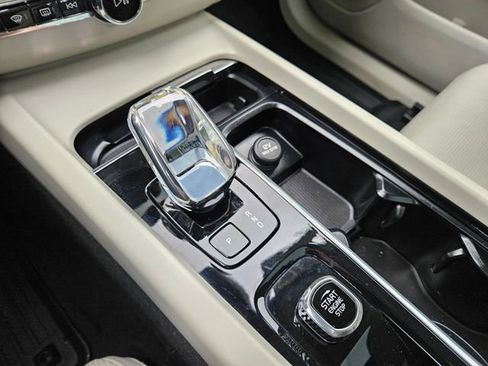 Certified 2023 Volvo XC60 B5 Ultimate w/ Protection Package Premier image 25