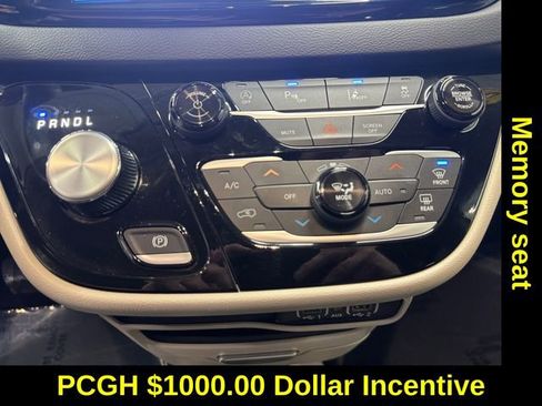 Used 2024 Chrysler Pacifica Touring-L image 3