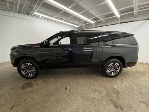 Used 2025 Chevrolet Suburban Z71 image 3