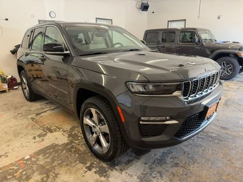 Certified 2022 Jeep Grand Cherokee Limited AWD/4WD image 2