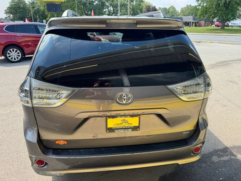 Used 2015 Toyota Sienna SE w/ SE Preferred Package FWD image 7